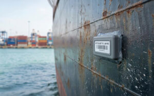 A Compact UHF RFID Tag for Metallic Objects